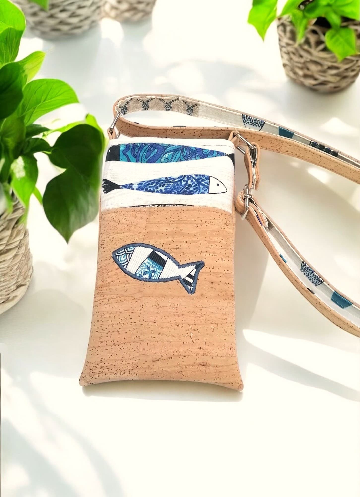 Pochette téléphone poissons en liège alt